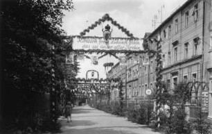 Roßwein. Gartenstraße. Straßenbild mit Dekoration zum Schulfest 1964