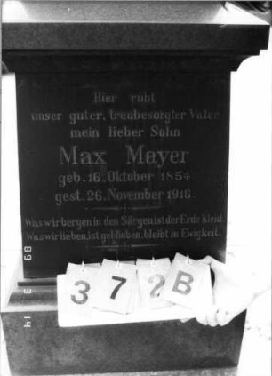 Grabstein 372 (Index: 100093475) Maße HxBxT: 263x55x55 cm Besonderheit: Doppelgrab für Eheleute: Grabstein 372B