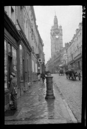 Douai (Dep. Nord, Frankreich): Straßenzug, im Hintergrund der Glockenturm [Belfried]
