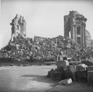 Dresden nach der Bombardierung vom 13./14. Februar 1945. Ruine der Frauenkirche