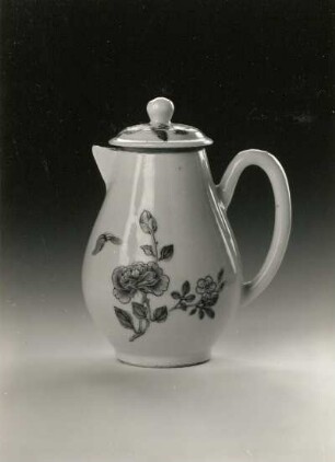 Milchkännchen (China, 1723/1735, Regierungsperiode Yongzheng; Porzellan, Aufglasurmalerei; Höhe 11,4 cm; Staatliche Kunstsammlungen Dresden (SKD)