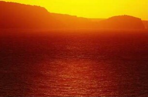 Spanien. Menorca. Cap Cavalleria. Sonnenuntergang. Berge und Meer Richtung Westen