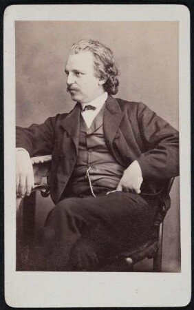 Porträt Bodo Borchers (1835-1898; Sänger). Albuminabzug auf Karton (Carte-de-visite mit Atelieraufdruck verso)