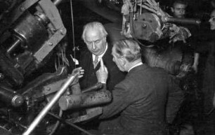 Lörrach: Heuss an einer Maschine; Hans Stössel und Heuss