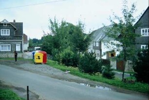 Freifläche mit Containerstellplatz, anliegende Häuser