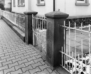 Wohnhaus und Grundstückseinfassung; Lauterbach, Vogelsbergstraße 41