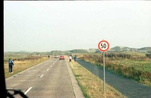Norderney: Hafenstraße, Hintergrund Dünen