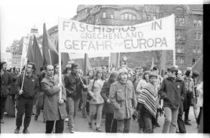 Kleinbildnegativ: Demonstration auf dem Kurfürstendamm, 1971