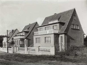 Güstrow, Wallensteinstraße 7-9. Doppelwohnhaus und zwei Einfamilienhäuser