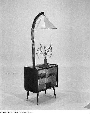 Stehlampe mit Schränkchen : Leipzig. Leipziger Herbstmesse, 1983. Stehlampe mit Hausbar. Holz, folienbeschichtet in Makoréoptik, Kunststoff (1983; VEB Deutsche Piano-Union Leipzig, Betriebsteil Luckenwalde)