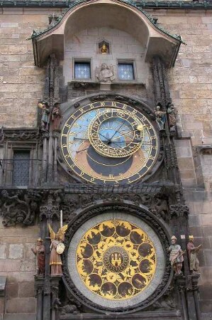 Prag - Die Astronomische Uhr am Rathaus : Die Astronomische Uhr am Altstädter Rathaus, aufgenommen in Prag im Mai 2004