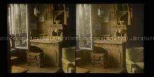 Zimmer in Schloss oder Burg mit geschnitztem Schreibtisch, Holzhocker und Sessel