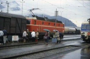 Bludenz Lok 1044 99 IC Alpenrhein Bahnsteig Reisende