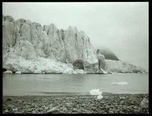 Spitzbergen. Eis- und Felsenlandschaft um Ufer des Magdalenenfjords