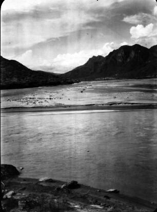 Rio Grande : Flusslauf des Rio Grande im Vordergrund, im Hintergrund Gebirgszüge.