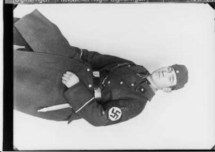 Mann in SA-Uniform mit Mantel und Dolch (Scharführer)