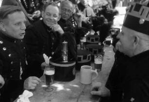 Lörrach: Gruppe von Bugginger Bergleuten am Tisch