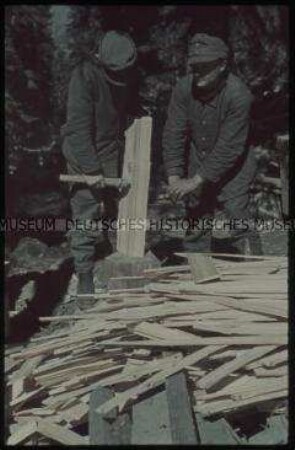 Soldaten beim Spalten von Holz