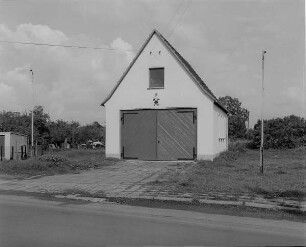 Heuersdorf. Gerätehaus der Freiwilligen Feuerwehr (wohl um 1960). Straßenansicht (Giebelseite)