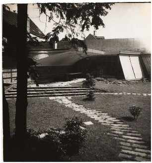 Badegarten Villa Silbermann, Brandenburg/Havel: Weg zum offenen Sitzplatz, Badehaus