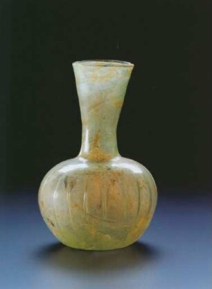Kugelige Flasche mit Trichtermündung