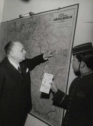 B. Gigli, Im Hotel Steinplatz Berlin informiert sich am Stadtplan