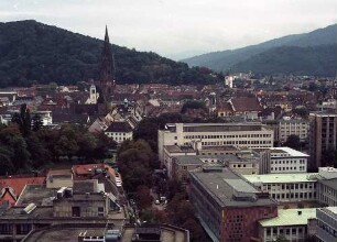 Freiburg im Breisgau: Blick vom Bahnhofshochhaus auf Freiburg