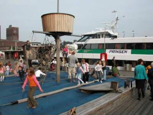 Oslo - Spielplatz und Rathaus : Spielplatz am Stadthafen. Aufgenommen in Oslo im September 2004