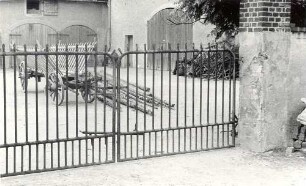 Schmiedehandwerk in Ebendörfel : Handwerkstechniken - Schmiedehandwerk. Ort: Bělšecy / Ebendörfel. Eisentor