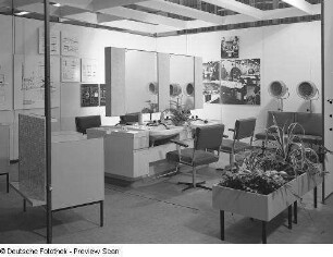 Ausstellungskoje mit Möbeln für einen Frisiersalon (1973; VEB Inneneinrichtungskombinat "intercor" Berlin)
