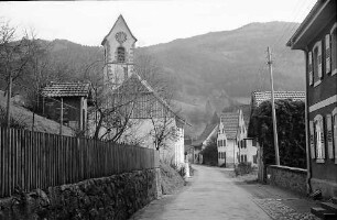 Dorfstraße mit Kirche von Tegernau