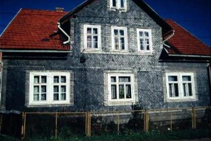 einstöckiges Wohhnhaus mit Zwerchgiebel, verschiefert
