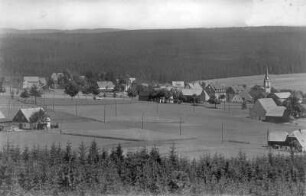 Deutscheinsiedel (Deutschneudorf-Deutscheinsiedel). Ortsteilansicht mit Pfarrkirche (1905; W. Kandler). Blick nach Südosten