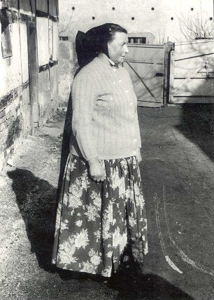 Alltagstracht aus Radibor : Kleidung - katholische Tracht. Ort: Radwor / Radibor. Tracht zum Besuch innerhalb des Dorfes und der nächsten Umgebung. Vgl. Lětopis C 11/12 (1968/69).