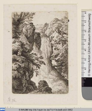 Wasserfall im Hochgebirge mit Einsiedler