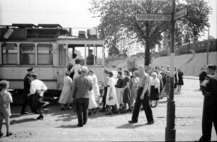 Berlin, Reinickendorf: russische Arbeiterinnen steigen in Straßenbahn
