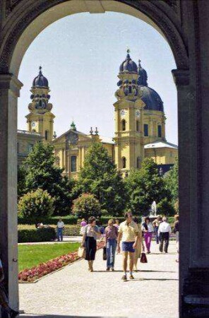 München: Theatinerkirche [vom Hofgarten]