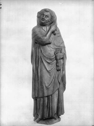 Stehende Gewandfigur eines trauernden Mannes mit Handschuhen