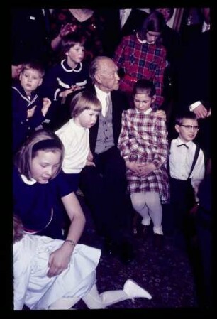 Kanzler mit Enkeln 5.1.63.