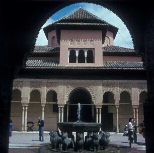 Alhambra — Palacios Nazaries — Palacio de los Leones — Patio de los Leones