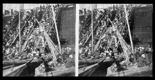 Nagasaki (Japan). Japanerinnen beim Kohlebunkern mit Körben aus Schuten über Fallreeps in den Hochseepassagierdampfer "Cleveland"