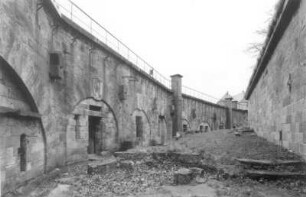 Königstein. Festung. Kaserne IV (1767/1832). Blick aus dem Graben in Richtung Georgenburg