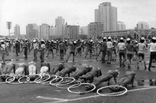 Nordkorea 1982. Massen-Sportübung vor der Eissporthalle im Zentrum der Hauptstadt Pjöngjang