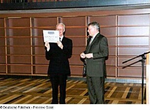 Bauübergabefeier. Prof. Jürgen Hering übergibt Prof. Hans Joachim Meyer symbolisch einen Benutzerausweis