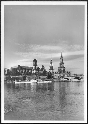 Dresden, Elbe : Dresden. Blick vom Neustädter Elbufer über die Elbe auf die Silhouette der Altstadt mit Ständehaus, Residenzschloss und Katholischer Hofkirche