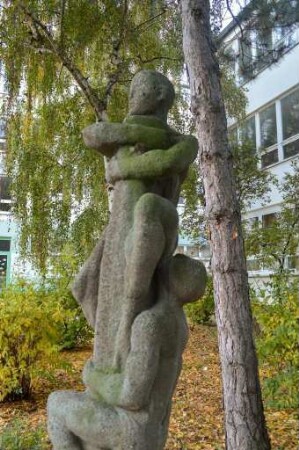Kletternde Knaben