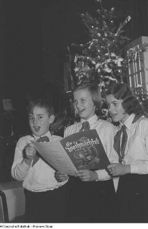 Singende Kinder auf der Weihnachtsfeier der Pioniere der 28. und 40. Grundschule