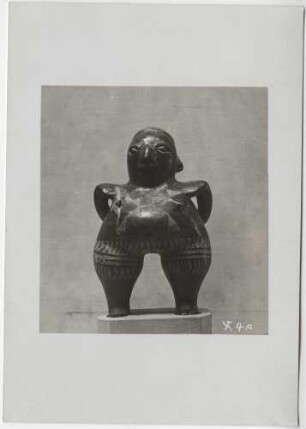 Tonfigur stehend (Vorderseite). Sammlung Guillermo de Heredia.