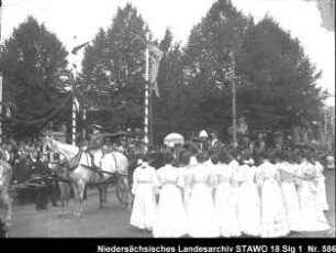 Einzug des Herzogs Johann Albrecht von Mecklenburg in Wolfenbüttel Enthält: Das Herzogspaar in einer Kutsche, davor: weiß gekleidete Damen, Zuschauer