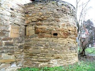 Stadtbefestigung - Süden - Stadtmauer mit Halbschalenturm im Südwesten (Büchsenscharte) von Westen mit Werksteinen